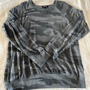 Camo sweater/Crewneck. L